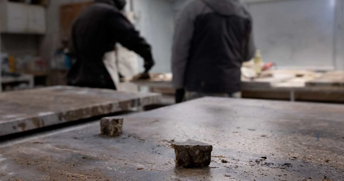 impregnacja ręczna trawertynu.webp